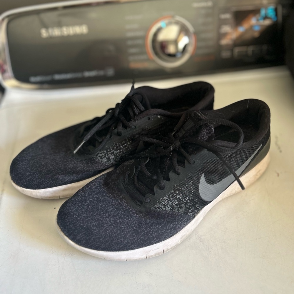 Nike Men’s Black and White Running Shoes - Picture 4 of 6